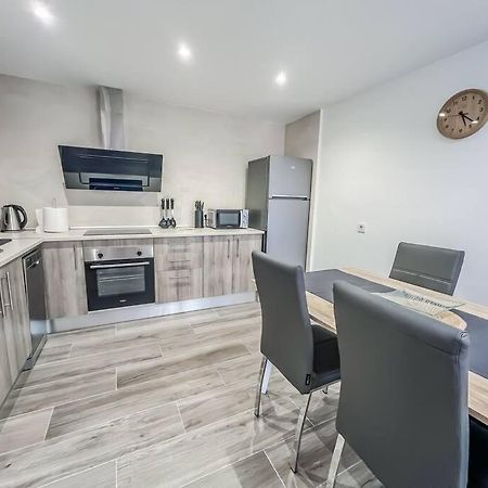 Modern 2 Bed Apartment With Pool In Фрихилиана Экстерьер фото