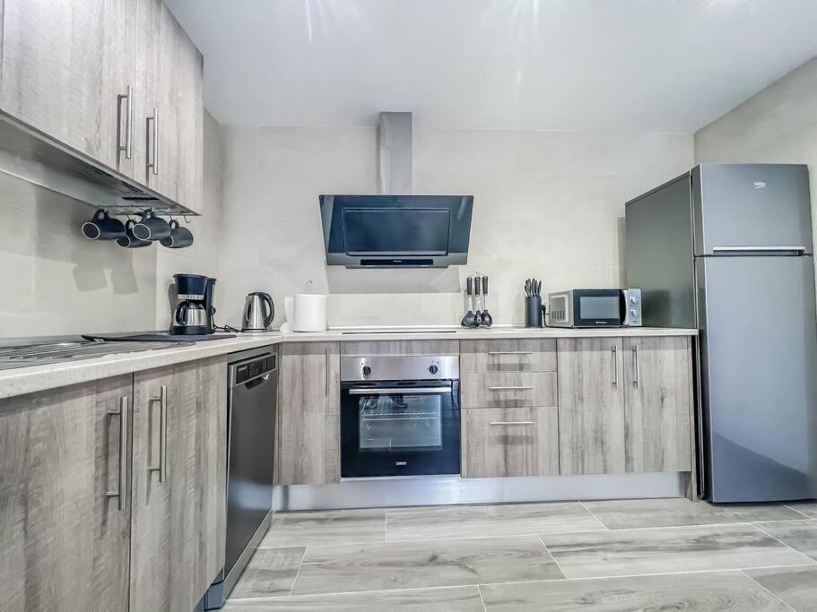 Modern 2 Bed Apartment With Pool In Фрихилиана Экстерьер фото