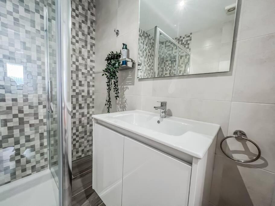 Modern 2 Bed Apartment With Pool In Фрихилиана Экстерьер фото